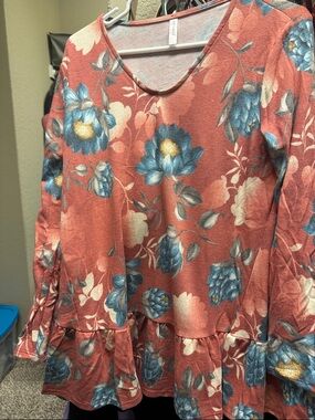 NWOTEmerald Coral Floral Peplum Top with Blue Bloom SZ SM pit2pit 21” length 28”